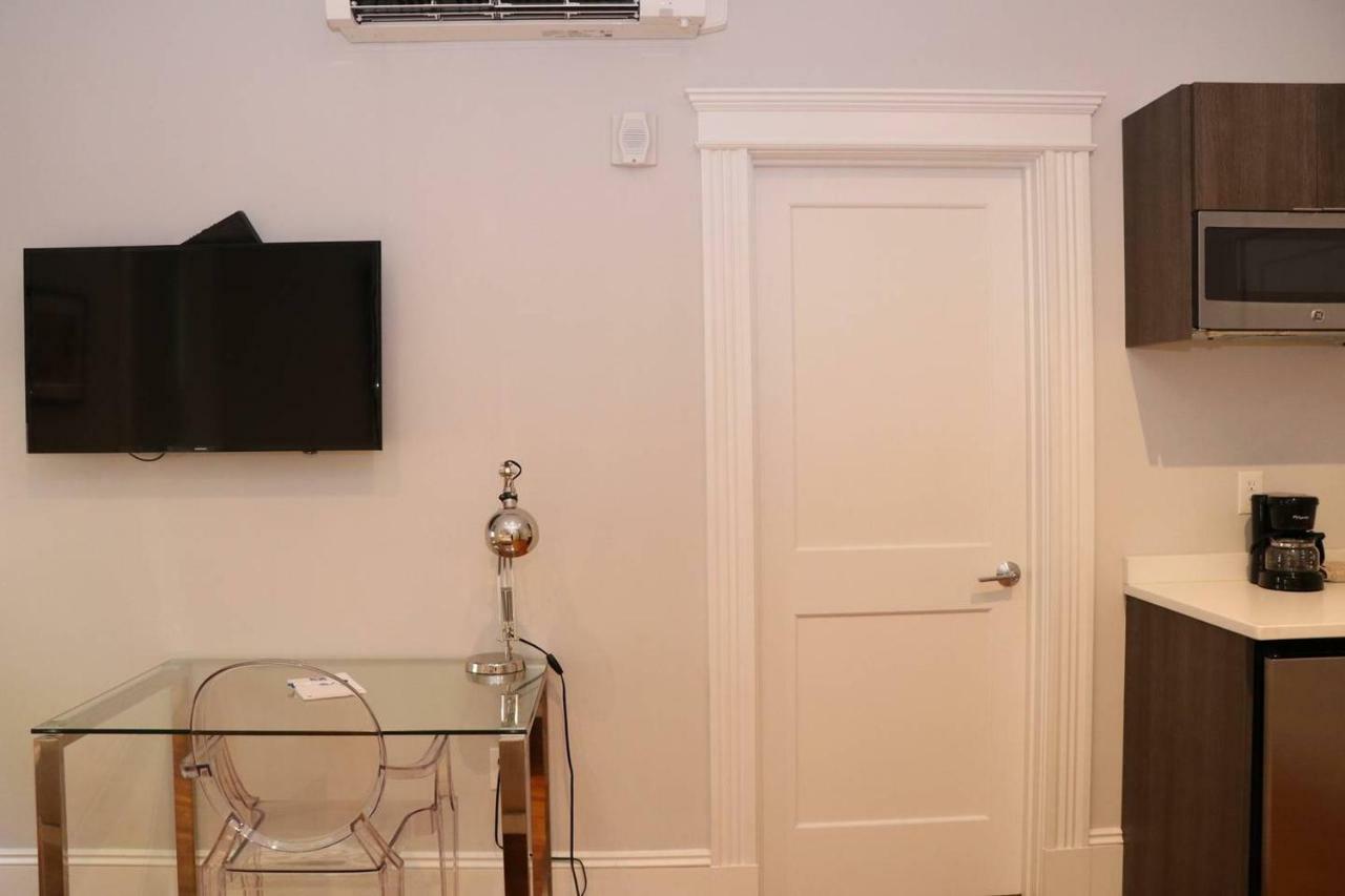 A Stylish Stay W/ A Queen Bed, Heated Floors.. #15 Brookline Esterno foto