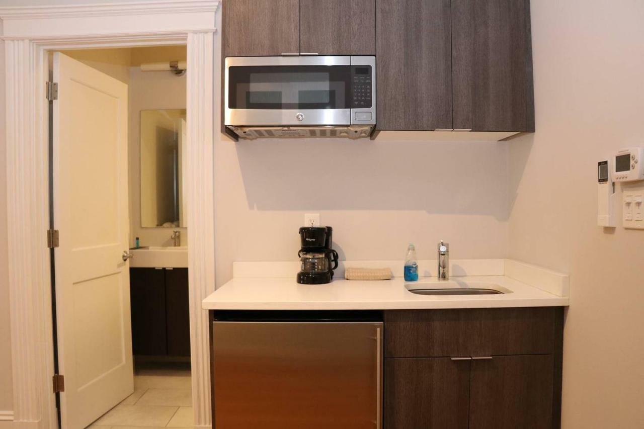 A Stylish Stay W/ A Queen Bed, Heated Floors.. #15 Brookline Esterno foto
