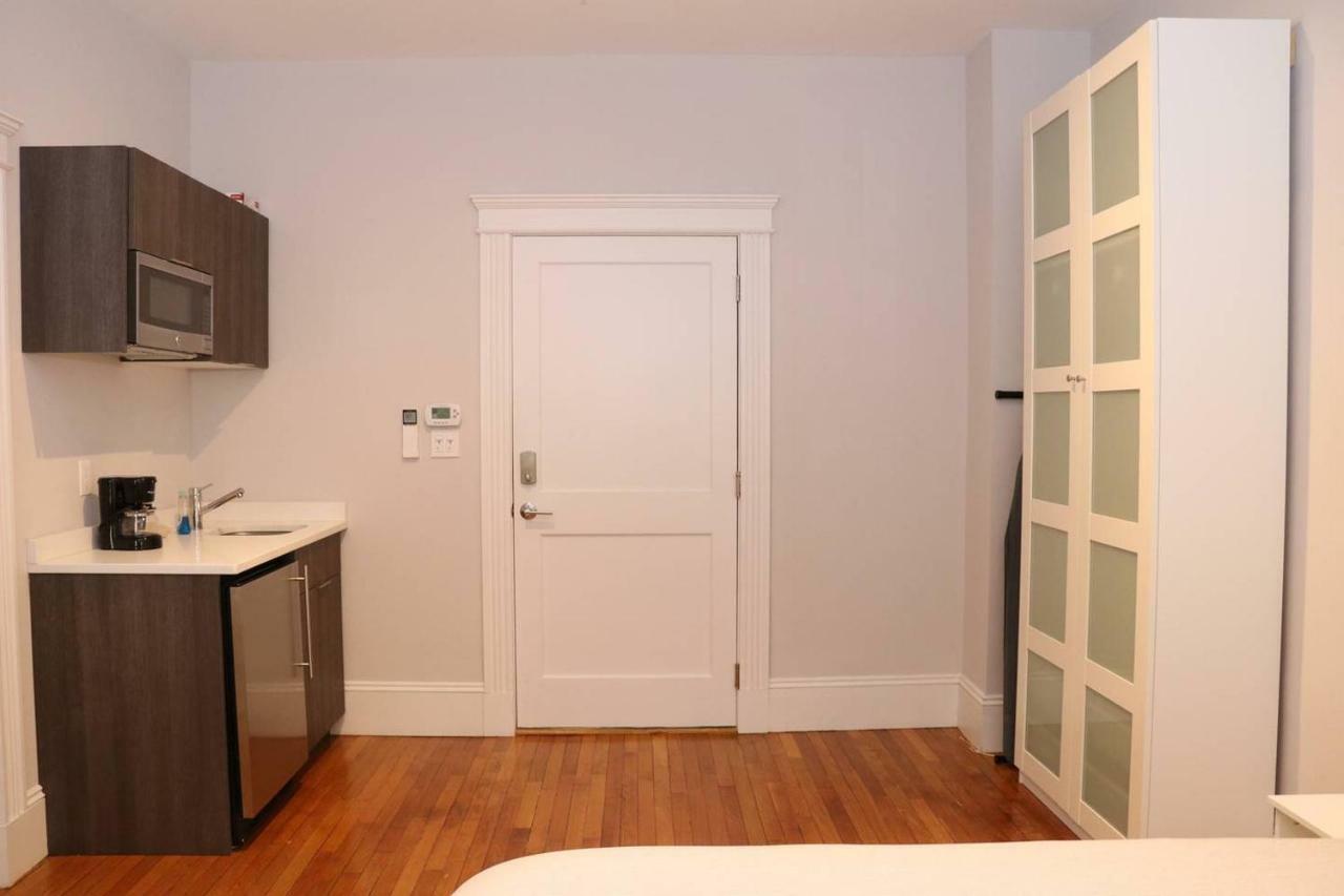 A Stylish Stay W/ A Queen Bed, Heated Floors.. #15 Brookline Esterno foto